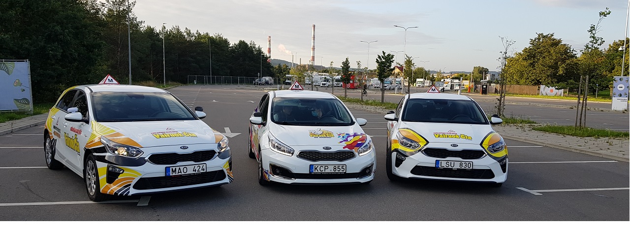 Vairavimo mokykla "vairuok Čia" mokomieji automobiliai.